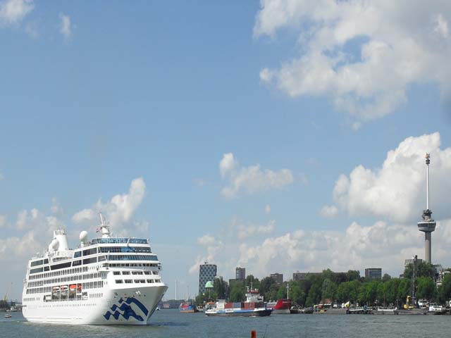 Cruiseschip ms Pacific Princess van Princess Cruises aan de Cruise Terminal Rotterdam